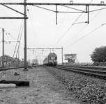 150988 Afbeelding van een electrisch treinstel mat. 1946 van de N.S. ter hoogte van het seinhuis (post T) aan de ...